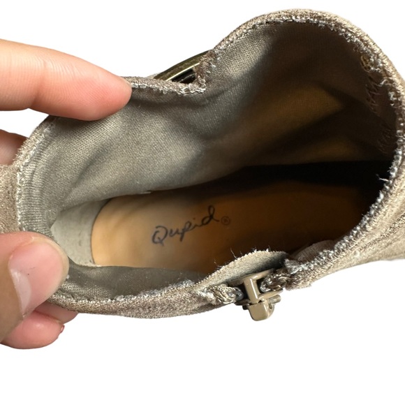 Qupid Taupe Suede Ankle Booties Stacked Block Heel Buckle Strap Side Zip Size 7M - Picture 5 of 7